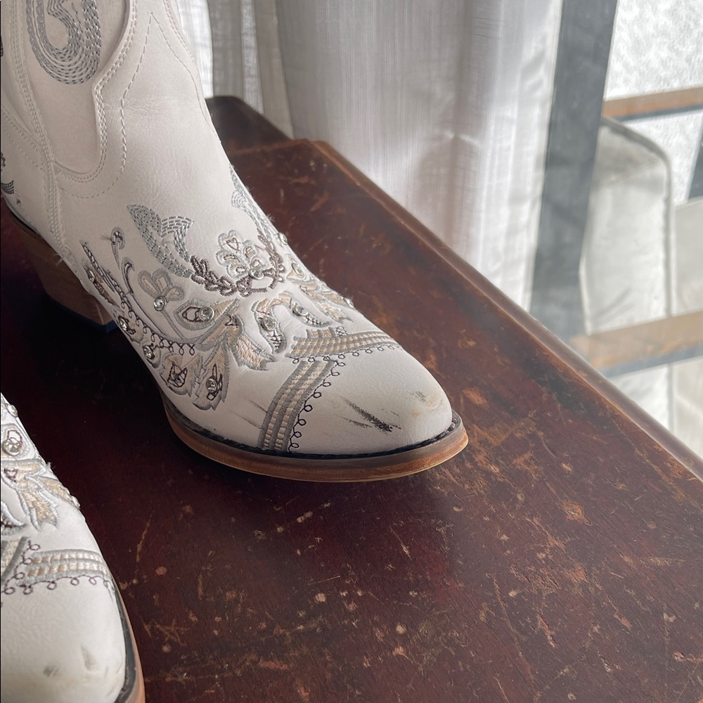 White Embroidered Women's Cowboy Boots - Size 7 - Picture 4 of 6